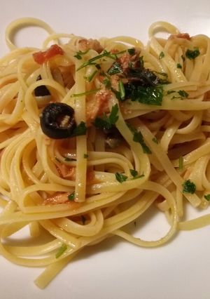 A picture of Linguine with tuna, olives and tomatoes.