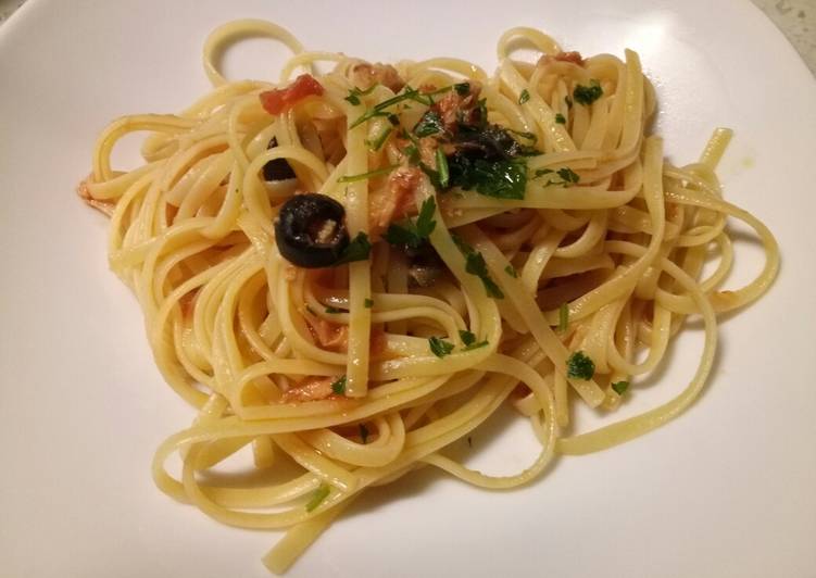 Linguine with tuna, olives and tomatoes