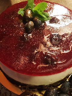 Una foto de Tarta de queso y yogur con frutos rojos (con base de bizcocho)