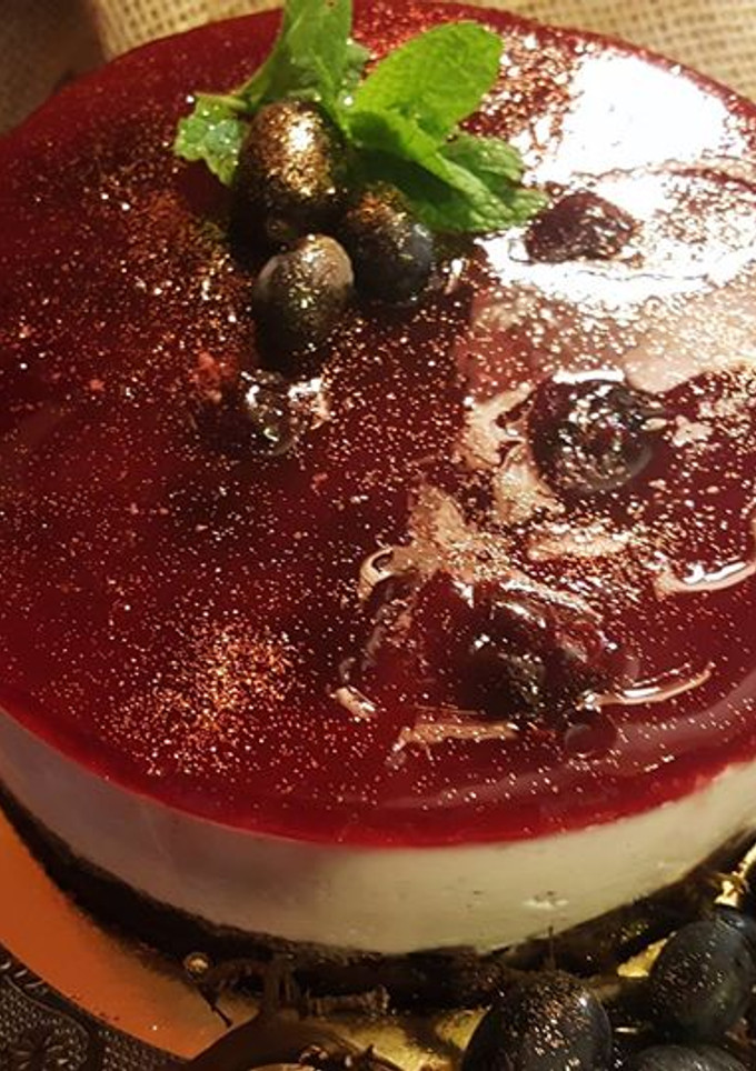 Una foto de Tarta de queso y yogur con frutos  rojos (con base de bizcocho)
