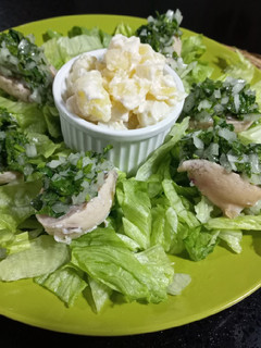 Una foto de Locos con Salsa Verde y papas mayo