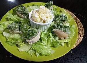Una foto de Locos con Salsa Verde y papas mayo
