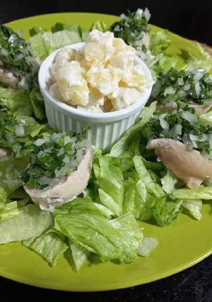 Una foto de Locos con Salsa Verde y papas mayo