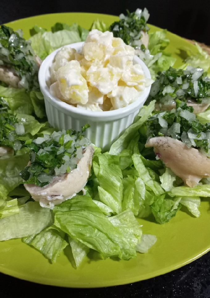 Una foto de Locos con Salsa Verde y papas mayo