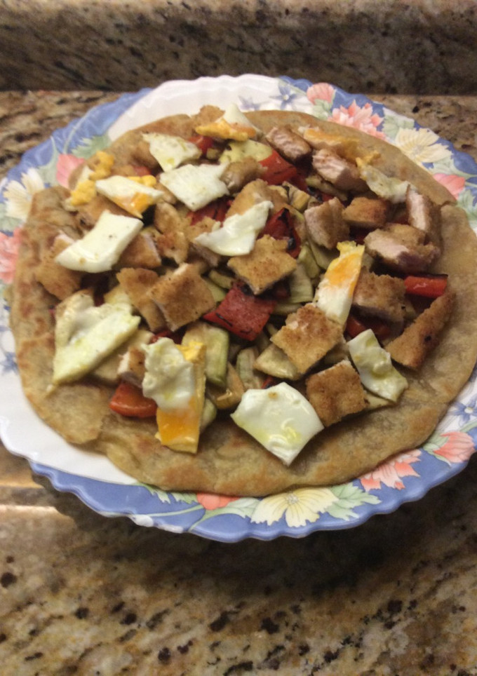Una foto de Coca de aceite con verduras y pollo