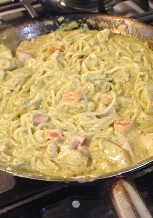Una foto de Pasta al pesto con pollo