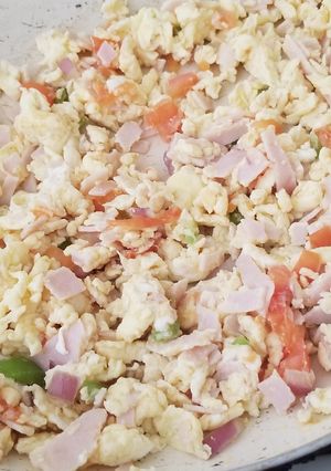 Una foto de Huevos revueltos🥚🍳con vegetales