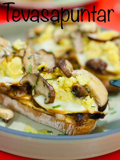 Una foto de Tosta de scamorza 🍞 🧀 🍄 🥔 🍳