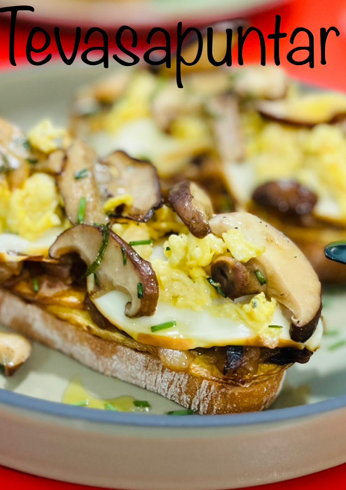 Una foto de Tosta de scamorza 🍞 🧀 🍄 🥔 🍳