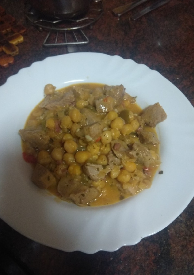 Una foto de Garbanzos con carne de cochino (Ropavieja de cochino)