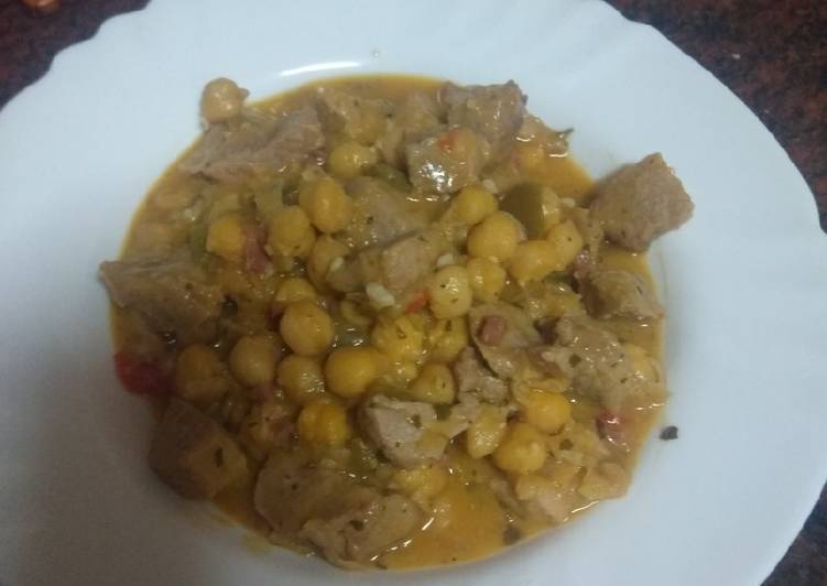 Garbanzos con carne de cochino (Ropavieja de cochino)