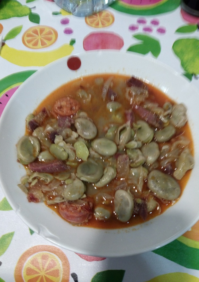 Una foto de Habas ahogadas con jamón y chorizo