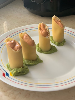 Una foto de Canelones de atún fríos