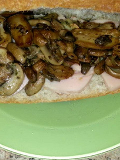Una foto de Bocadillo veggie y champiñones al ajillo