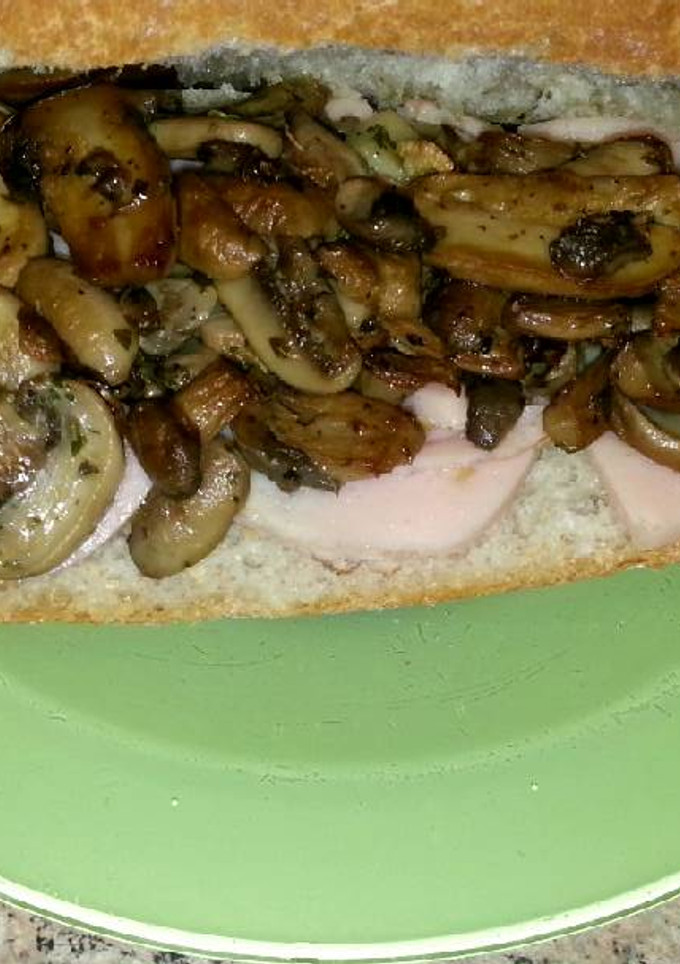 Una foto de Bocadillo veggie y champiñones al ajillo