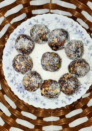 A picture of Khajoor ke laddu.