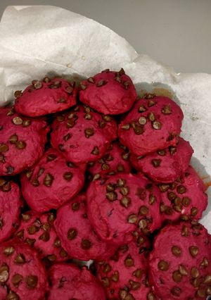 Una foto de Galletas red velvet con chips de chocolate