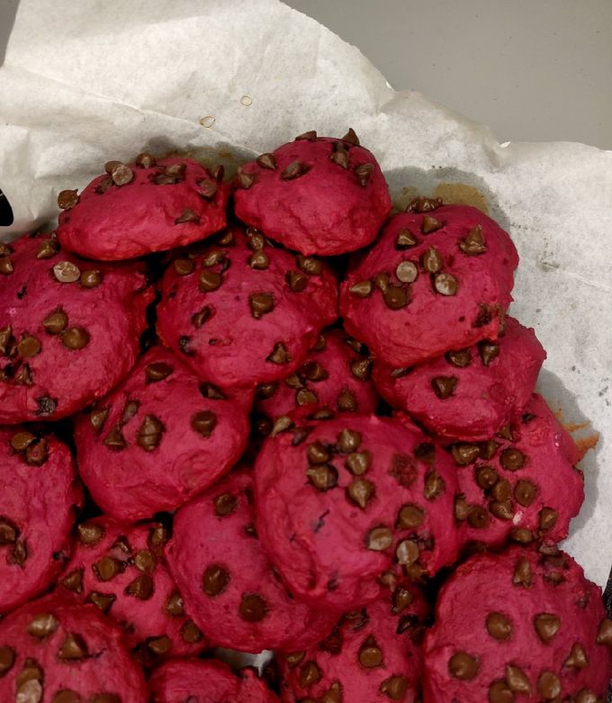 Una foto de Galletas red velvet con chips de chocolate