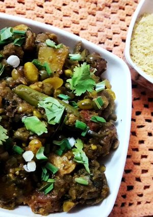 ઊંધિયું (Undhiyu Recipe In Gujarati) રેસીપી મુખ્ય ફોટો