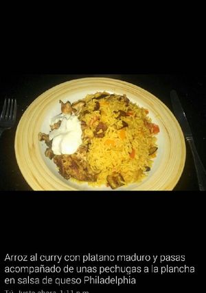 Una foto de Arroz al curry con platano maduro