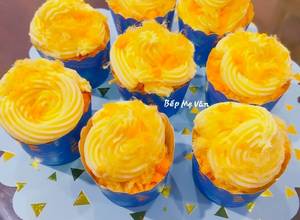 Hình của món Bánh cupcake sốt kem phô mai trứng muối chà bông.