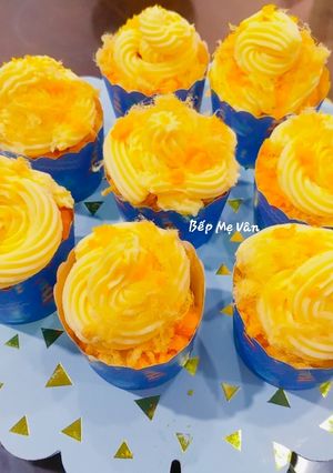 Hình của món Bánh cupcake sốt kem phô mai trứng muối chà bông.