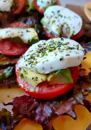 Una foto de Ensalada de tomate 🍅, mozzarella y aguacate 🥑