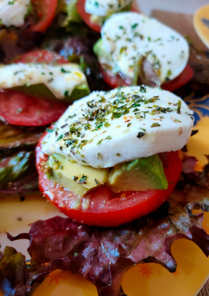 Una foto de Ensalada de tomate 🍅, mozzarella y aguacate 🥑