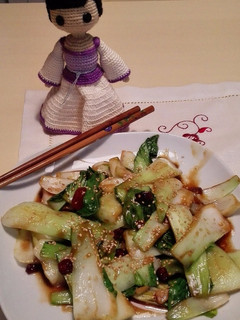 Una foto de Ensalada tibia de pak choi con salsa de soja