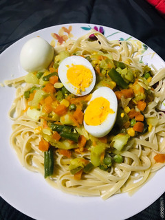 Una foto de Tallarines con verduras salteadas