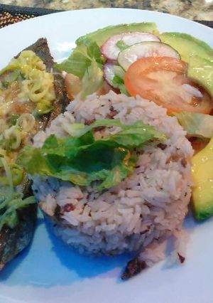 Una foto de Arroz con coco y filet de pescado al ajillo