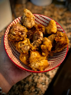 Una foto de Pollo frito al ajillo en airfryer