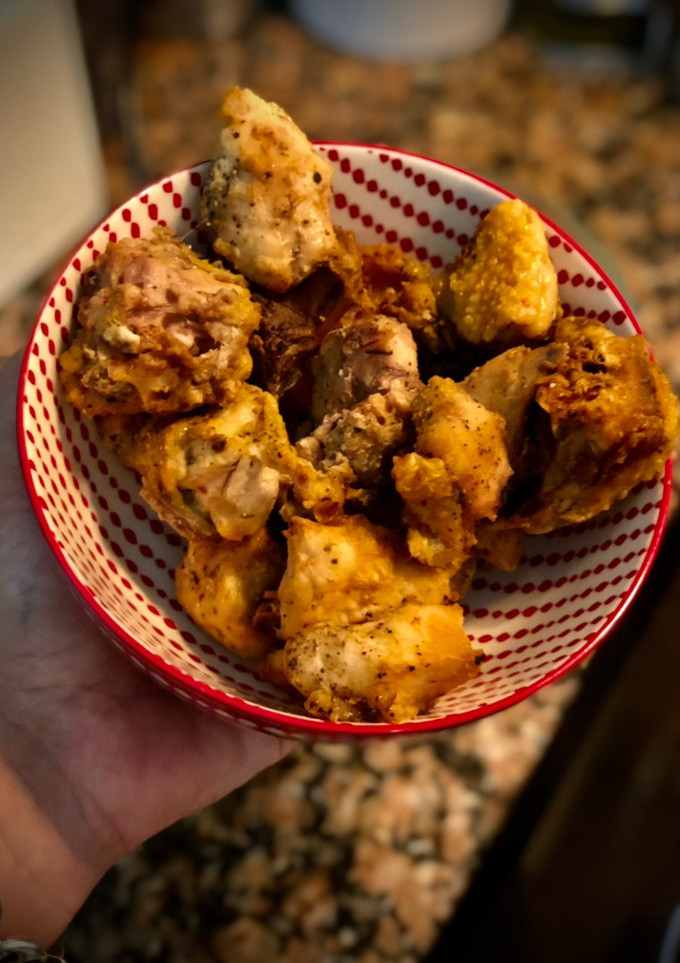 Una foto de Pollo frito al ajillo en airfryer