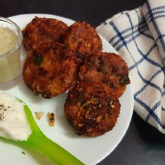 A picture of Beetroot Potato Kabab dahi ki chutney.