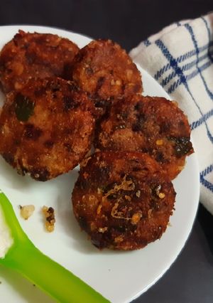 A picture of Beetroot Potato Kabab dahi ki chutney.