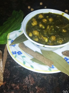 A picture of Palak chole.