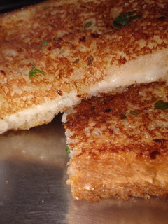 गार्लिक ब्रेड विथ चीज़ (garlic bread with cheese recipe in Hindi) रेसिपी मुख्य फोटो