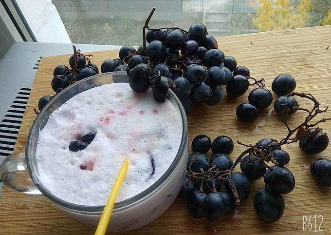 Recipe of Andrew Copley Healthy and tasty black grapes milkshake