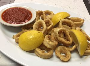 Una foto de Calamari fritos