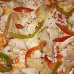 A picture of Chicken Cheese Pizza🤗.