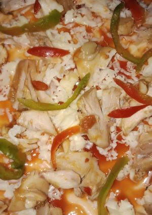 A picture of Chicken Cheese Pizza🤗.