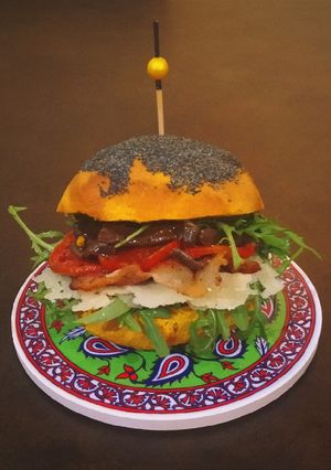 Foto di Panini alla curcuma con guanciale cardoncelli e pecorino