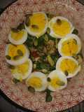 Insalata con uova, tonno e avocado.