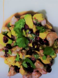 Una foto de Tartar de langostinos con aguacate y granada