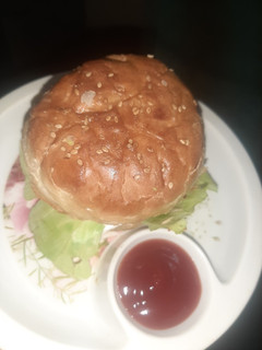 વેજ આલુ ટીકી બર્ગર (Veg Aloo Tikki Burger Recipe In Gujarati) રેસીપી મુખ્ય ફોટો