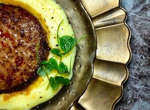 Hình của món Bò Viên Áp Chảo - Khoai Tây Nghiền / Burger Patty & Mashed Potato.