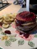 Pancakes proteici con gocce di cioccolato e banana