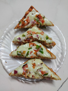चीज ब्रेड पिझ्झा (chessebread pizza recipe in marathi) रेसिपी चे मुख्य फोटो