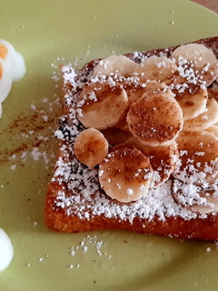 Una foto de Tostadas a la francesa con huevito hervido