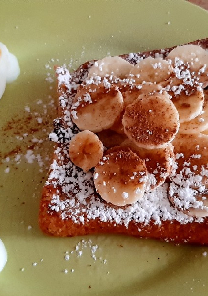 Una foto de Tostadas a la francesa con huevito hervido